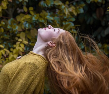 Sigue estos 4 consejos para evitar la caída del cabello en otoño